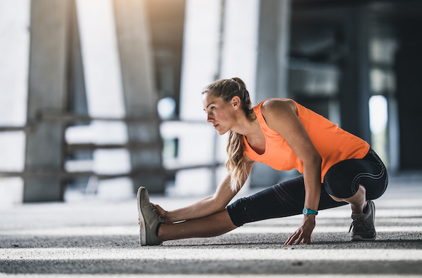 löpare stretching utomhus |  illamående efter träning